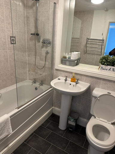 Bathroom 4, Black Door Malt - Huku Kwetu, Central Bedfordshire