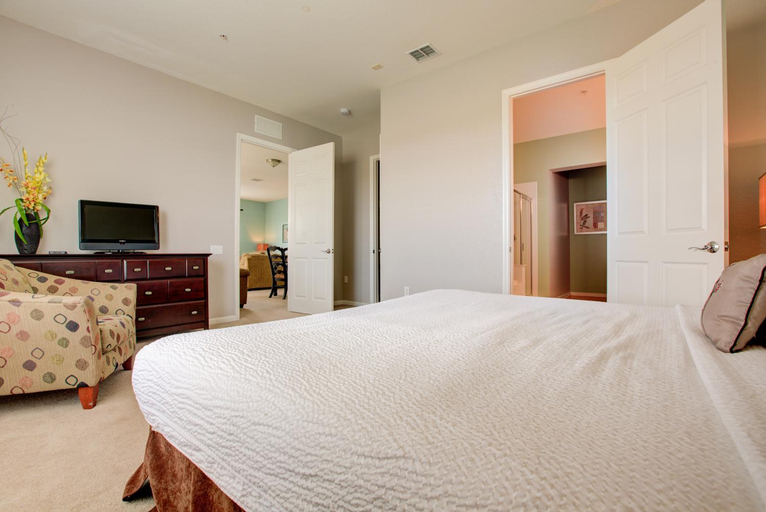 Bedroom 3, Top-Floor Luxurious LAKEVIEW Condo, Orange