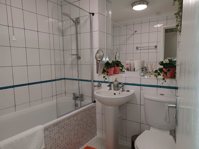 Bathroom 3, Green Door Malt - Huku Kwetu, Central Bedfordshire