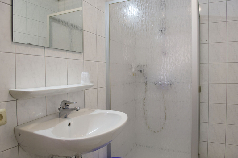 Bathroom 5, Hotel Restaurant Tychon, Liège
