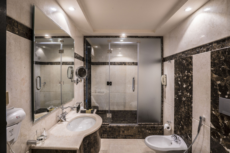 Bathroom 5, Awaliv International Hotel, Taif