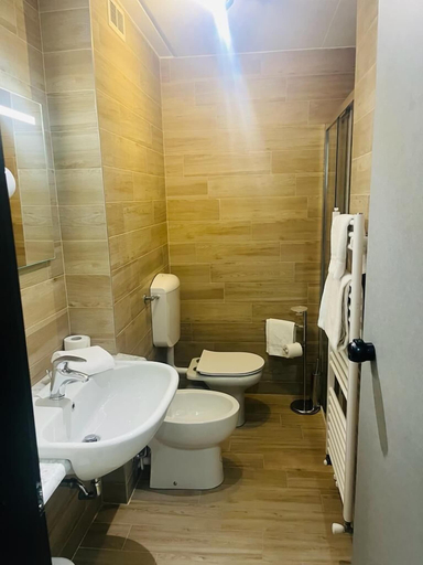 Bathroom 4, Green Hotel Motel, Varese