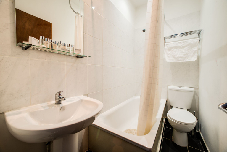 Bathroom 3, United Lodge Hotel & Apartments, London