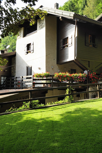 Exterior & Views
