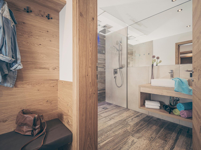 Bathroom 5, Mo's Apartments, Schwaz