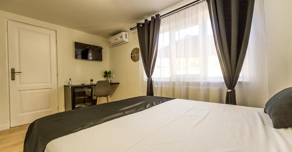 Others 4, Casa Emilia, Hunedoara