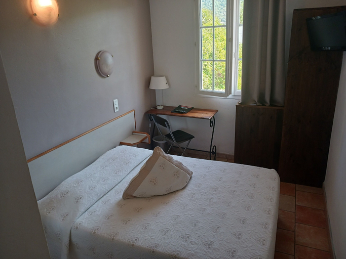 Bedroom 4, Hotel du Lac, Alpes-de-Haute-Provence