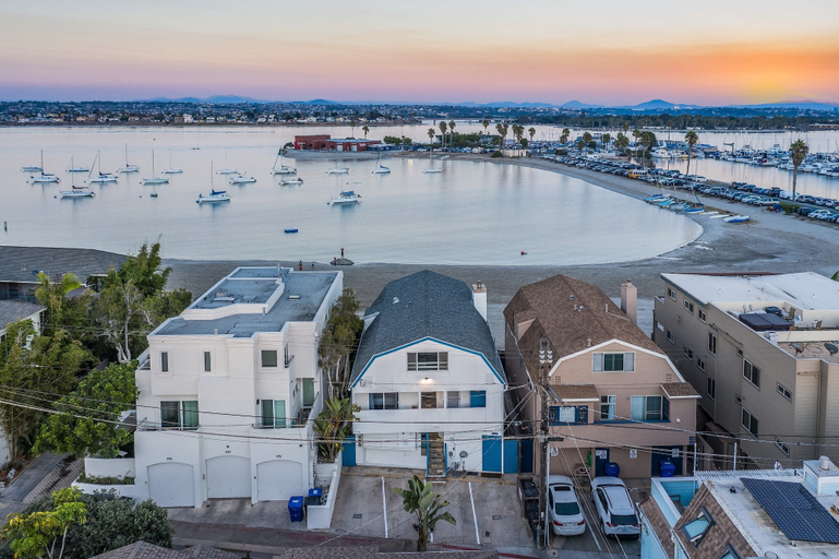 Exterior & Views 2, Bay View VI by Avantstay Stylish Mission Beach Home on the Sand!, San Diego