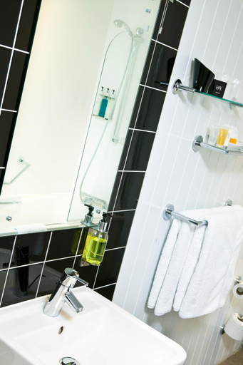Bathroom 4, The Crown Hotel, North Yorkshire