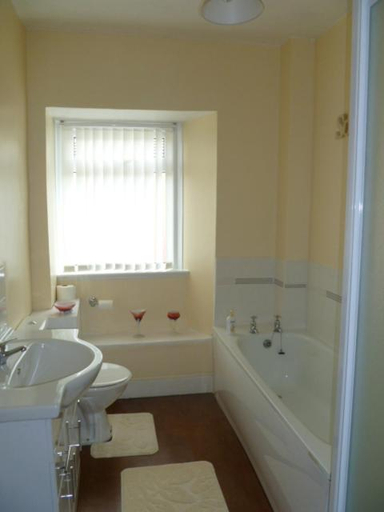 Bathroom 3, Belle Vue Hotel, Powys
