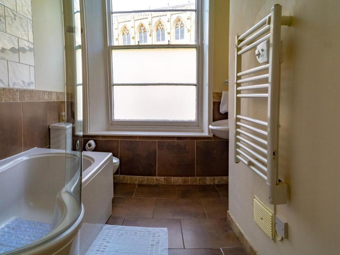 Bathroom, Church Lane Apartments, Lincolnshire