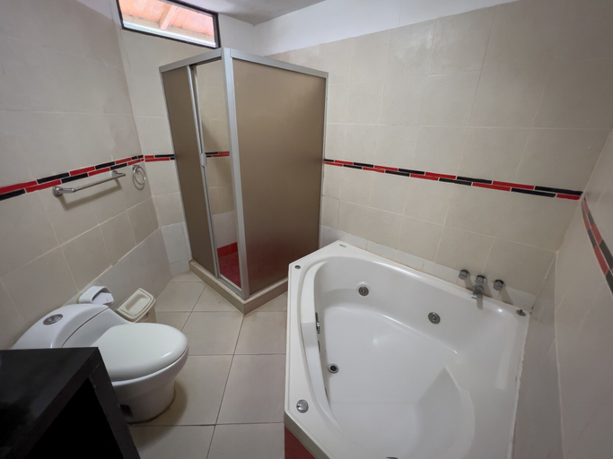 Bathroom, Los Gavilanes Hotel, Coronel Portillo