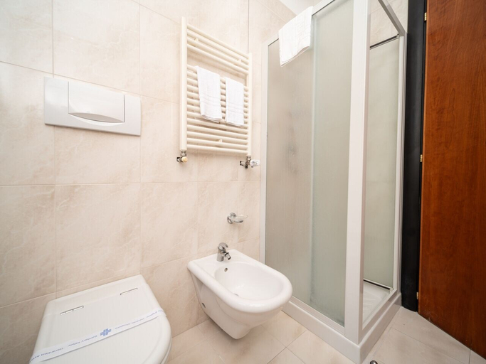Bathroom 4, Hotel San Pio, Foggia