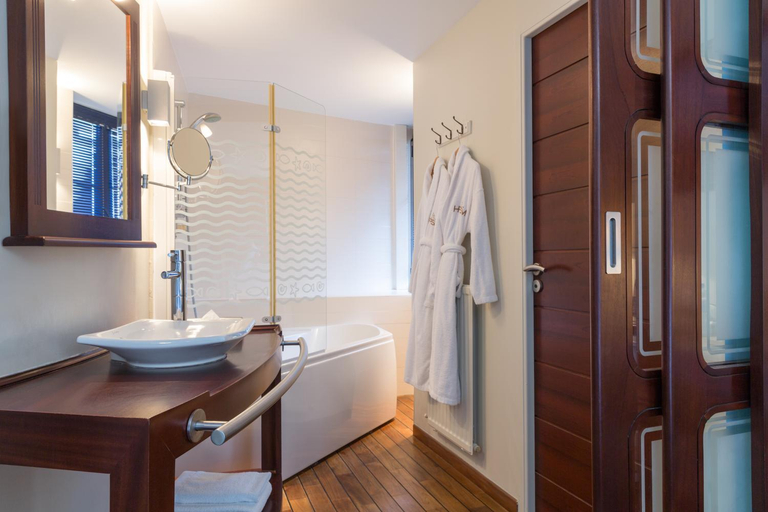 Bathroom 4, Hostellerie de la pointe Saint Mathieu & Spa Nuxe, Finistère