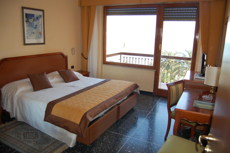 Bedroom 2, Grand Hotel Moroni, Savona