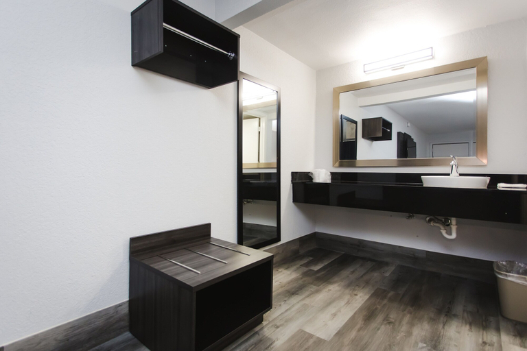 Bathroom 3, Studio 6 Houston, Tx-Medical Center/Reliant Park, Houston