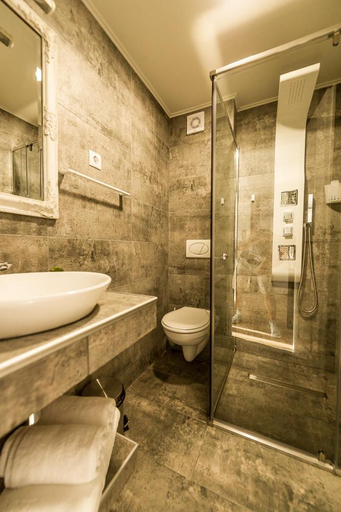 Others 3, Casa Emilia, Hunedoara