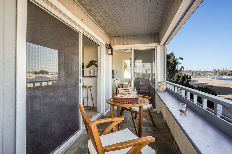 Others 5, Bay View VI by Avantstay Stylish Mission Beach Home on the Sand!, San Diego
