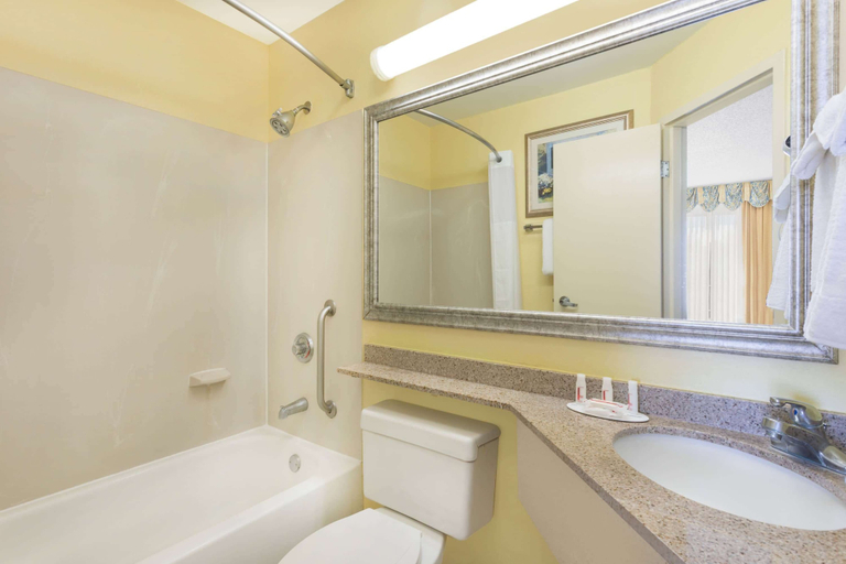 Bathroom 4, Baymont by Wyndham Savannah Midtown, Chatham
