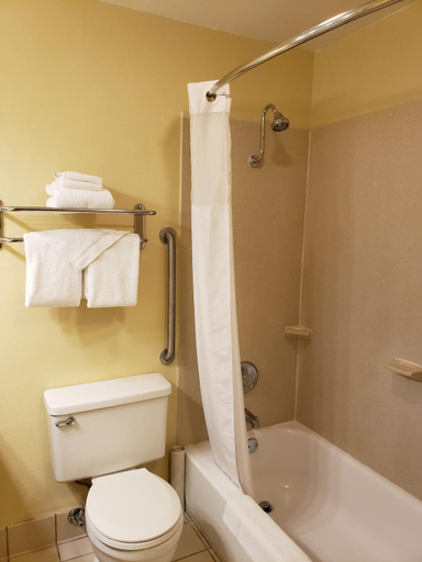 Bathroom 4, Quality Inn & Suites Vancouver - Hazel Dell, Clark