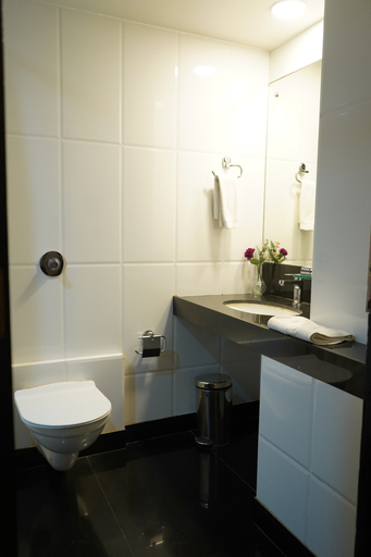 Bathroom 5, Diplomat Hotel, Mumbai City