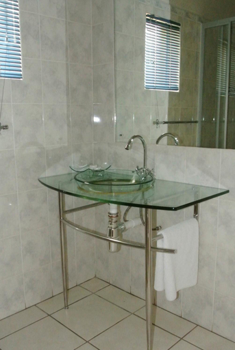 Bathroom 4, Emafini Country Lodge, Mbabane West