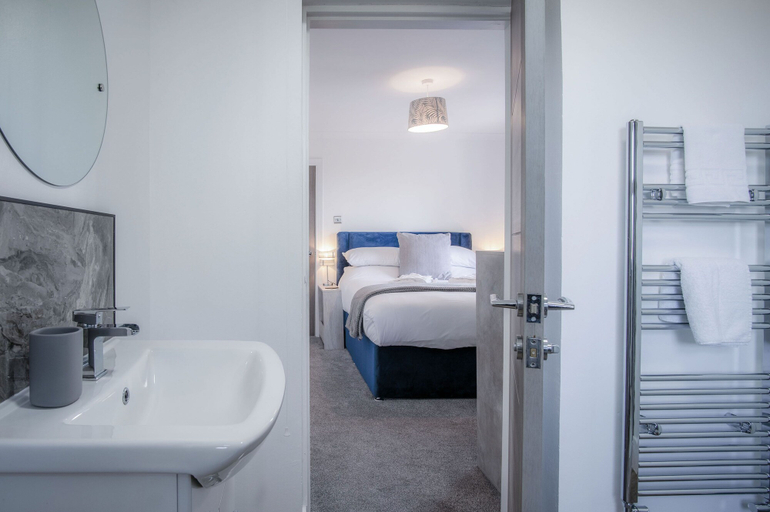Bathroom 4, Vista Suite - 3 Bedroom - Ocean Breeze, Swansea