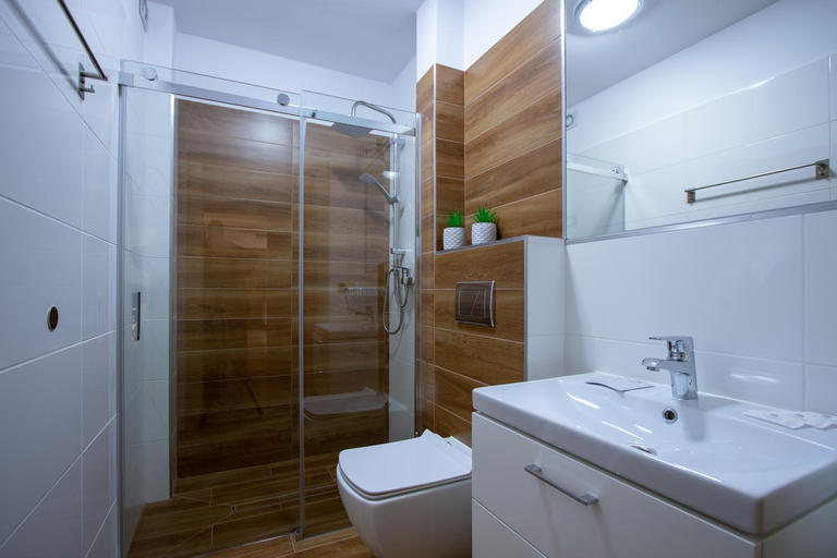 Bathroom 2, Akoja, Puck