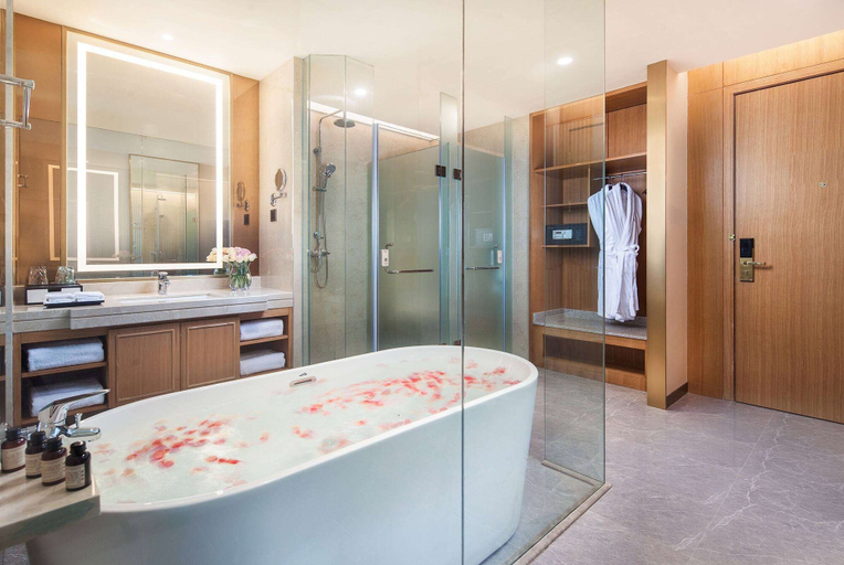 Bathroom 5, Ramada Plaza Fuxian Lake, Yuxi