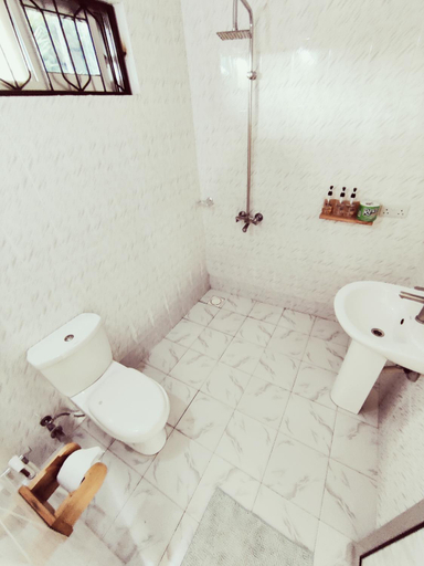 Bathroom, Hakuna Matata Boutique, Kusini