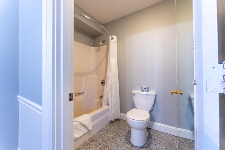 Bathroom 4, The Dan'l Webster Inn and Spa, Barnstable