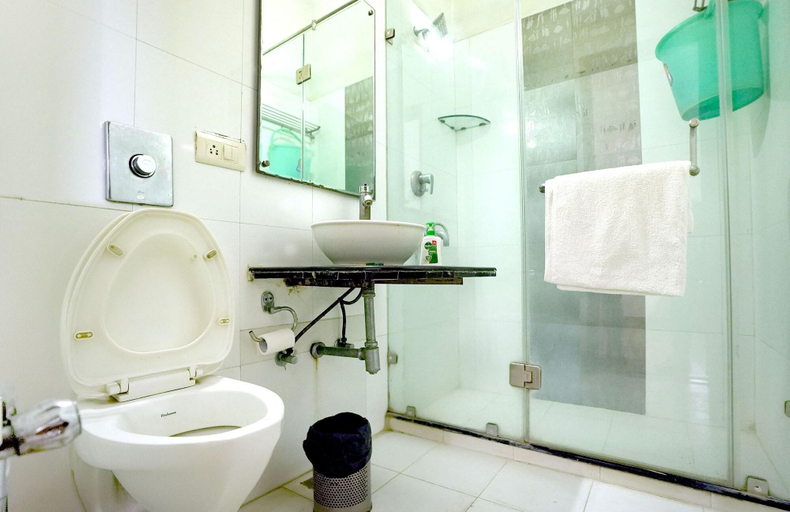 Bathroom 4, Hotel Oscar, Delhi