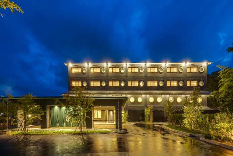 Exterior & Views