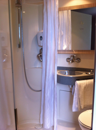 Bathroom 3, Premiere Classe Geneve Saint Genis Pouilly Hotel, Ain