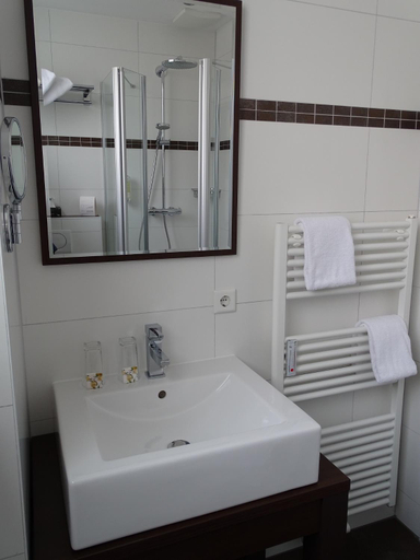 Bathroom 2, Hotel am Grobenbach, Fürstenfeldbruck