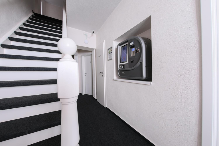 Public Area, 247 selfcheckin Schmiedestrasse, Leer
