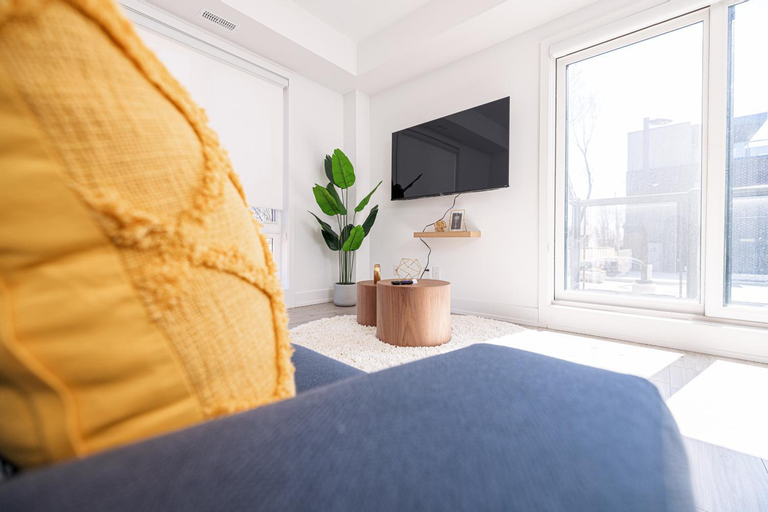 Bedroom 2, Luxury & Comfy Apartment, Mins Drive To All Niagara Falls Attraction, Niagara