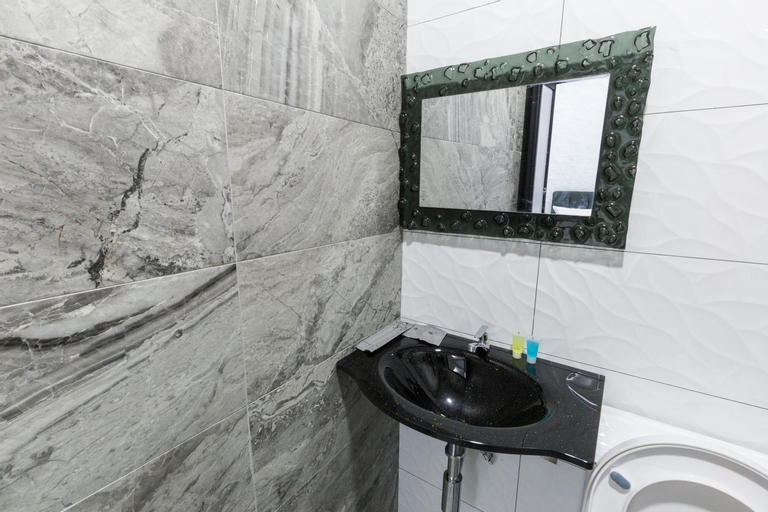 Bathroom 10