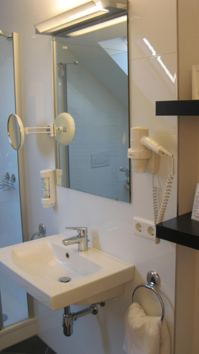 Bathroom 4, Hotel Barbarossa Karlsruhe Stadtmitte, Karlsruhe