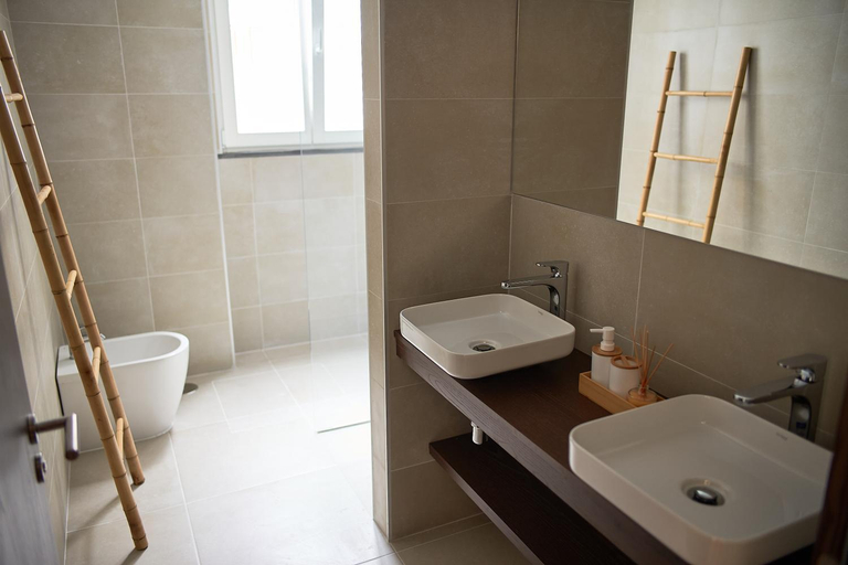 Bathroom 5, Hotel Cruzeiro, Angra do Heroísmo