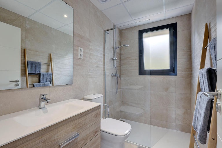 Bathroom 2, 085 Modern Apartment in Trendy La Cala Golf Resort, Málaga