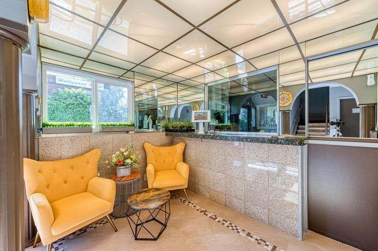 Public Area 2, La Mirage Inn - Hollywood, Los Angeles