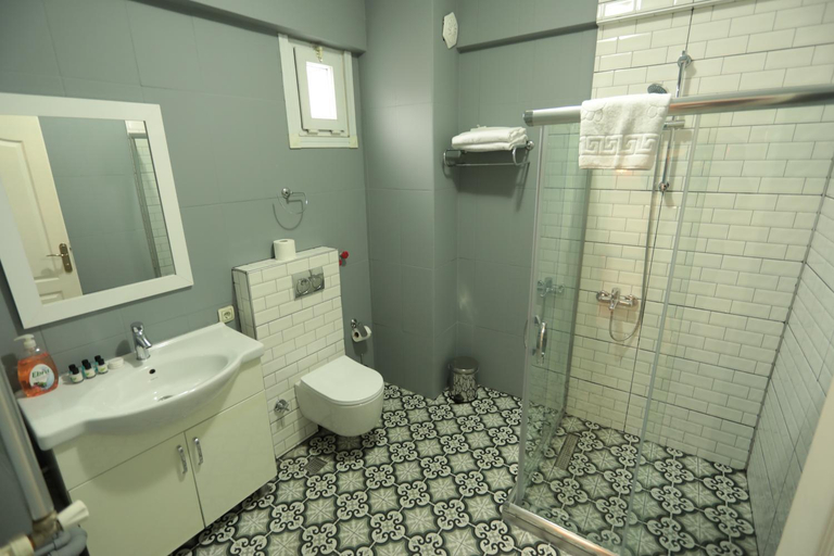 Bathroom 4, White Pearl Apart, Fatih