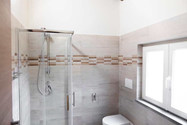 Bathroom 2, Il Palazzetto, Viterbo