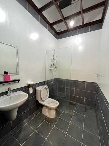 Bathroom 3, Mujito 8PAX NearTC, DinosaurLand, PoolTable, PS4 , Kuantan