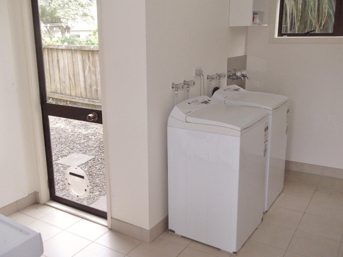 Bathroom 3, Anzac Court Motel, Waitakere