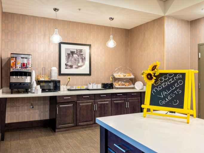 Food & Drinks 5, Flag Point Inn & Suites Pratt, Pratt