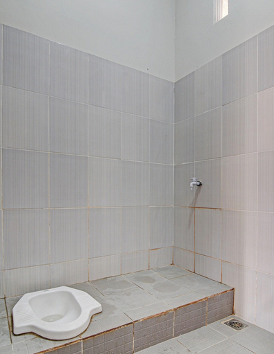 Bathroom, Spot On 91828 Homestay Dinda Syariah, Pekanbaru