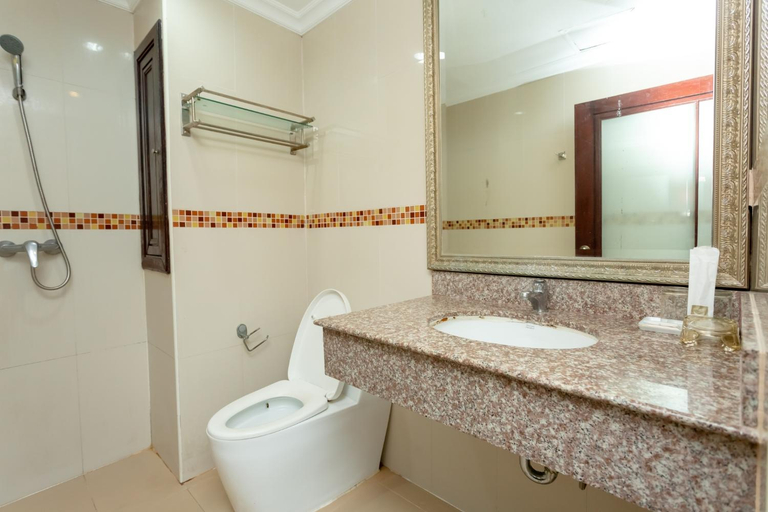 Bathroom 4, Ivory Palace Hotel, Pattaya