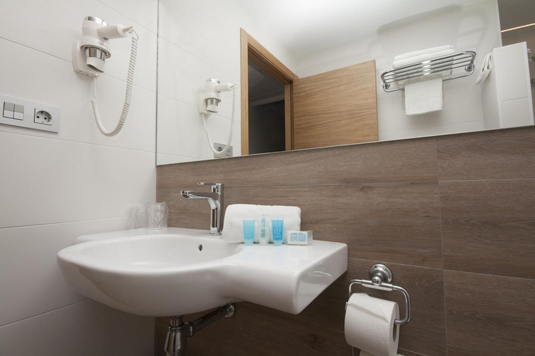 Bathroom 4, Hotel Perla, Alicante